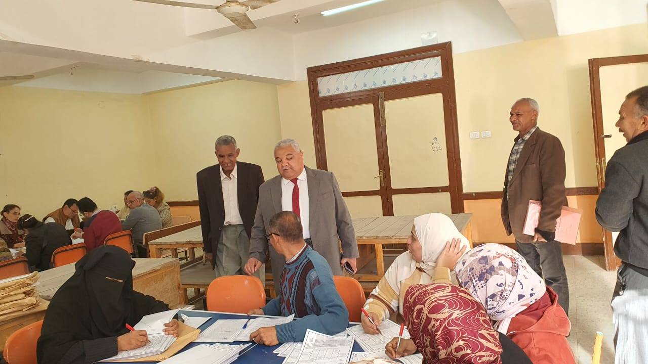 وكيل تعليم الأقصر يتابع أعمال تصحيح الشهادة الإعدادية