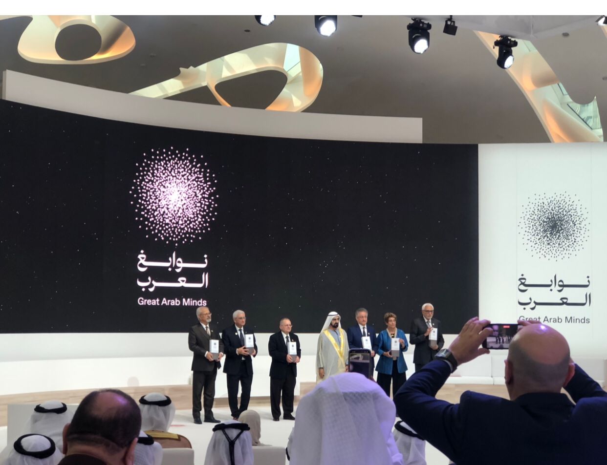 محمد بن راشد يتوسط الفائزين الستة