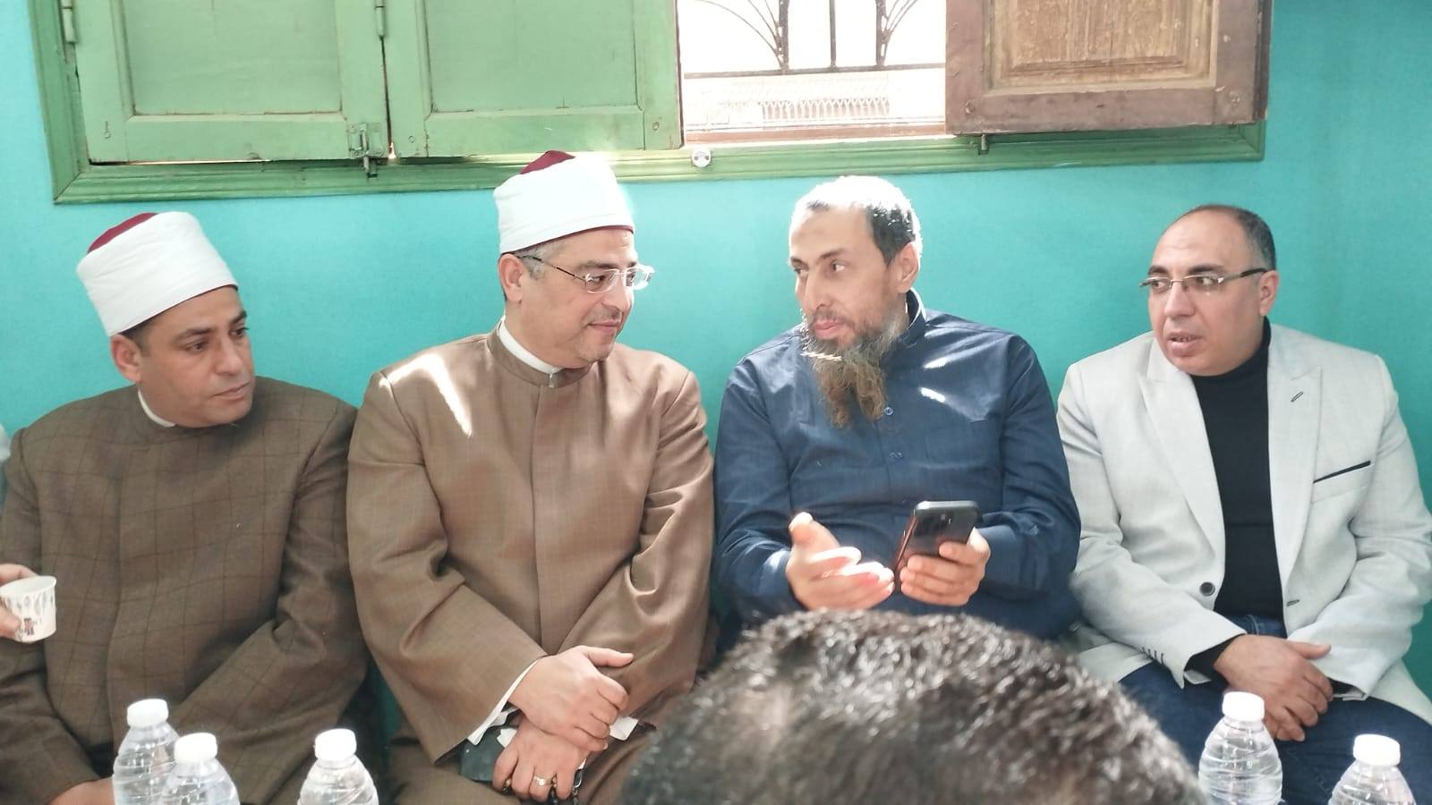 وفد أوقاف القليوبية يقدم واجب العزاء لوالد الأشقاء الـ5