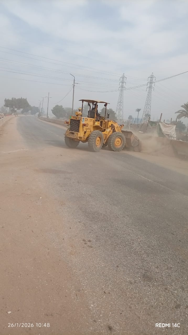 حملات فى العياط لتجميل الطرق ومداخل القرى وتحسين مستوى النظافة (7)