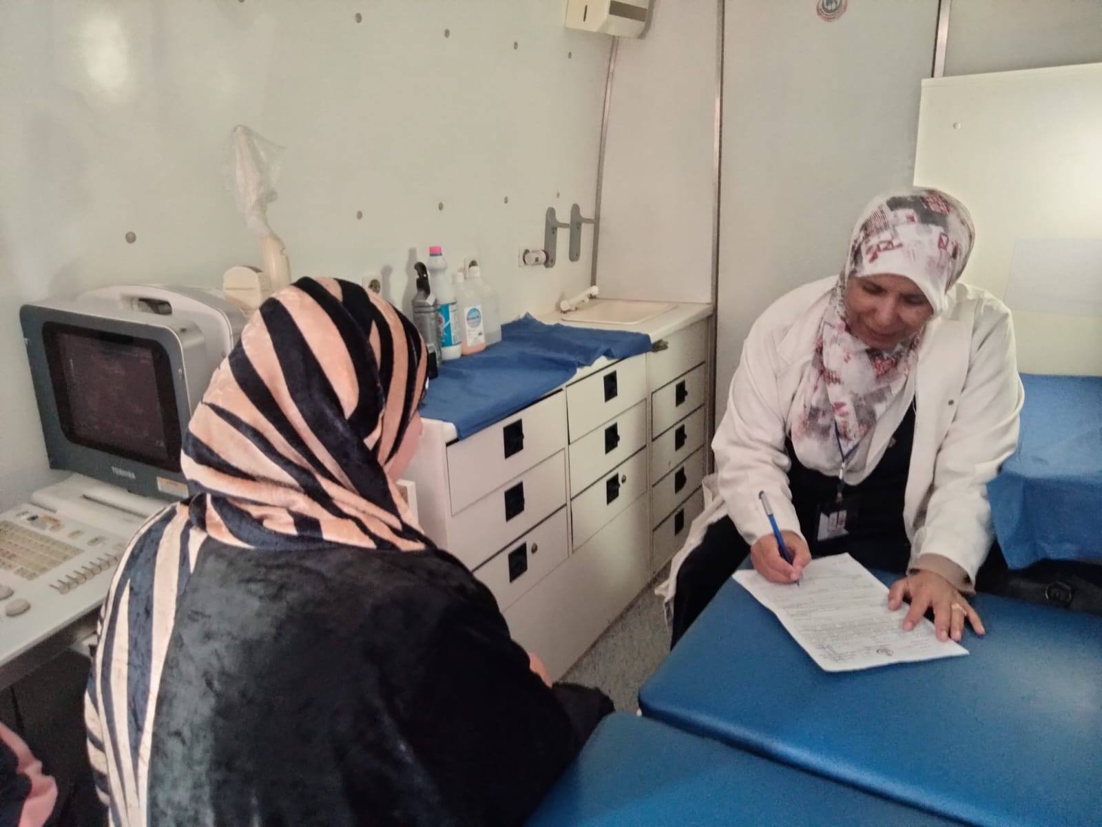 اجراء الكشف الطبي على سيدة اجراء الكشف الطبي على سيدة