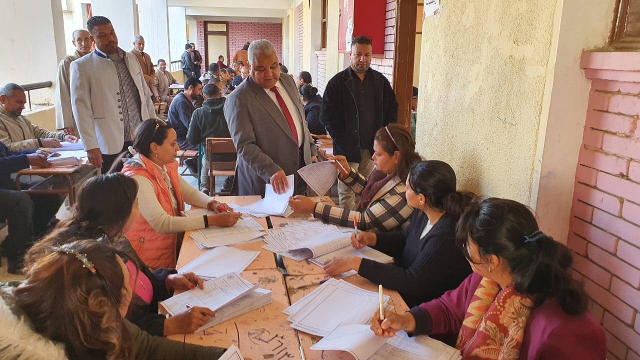 جولة على متابعة أعمال تصحيح أوراق امتحانات الشهادة الإعدادية بالأقصر