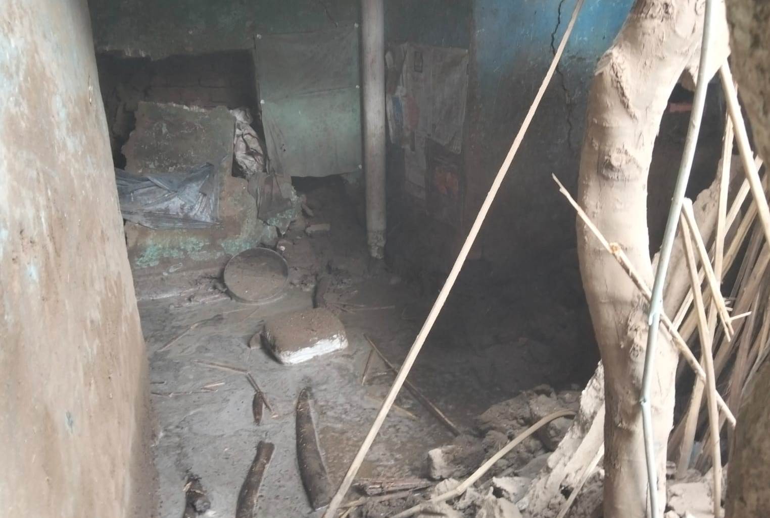 موقع إنهيار جزئي لمنزل بالطوب اللبن من طابقين دون مصابين