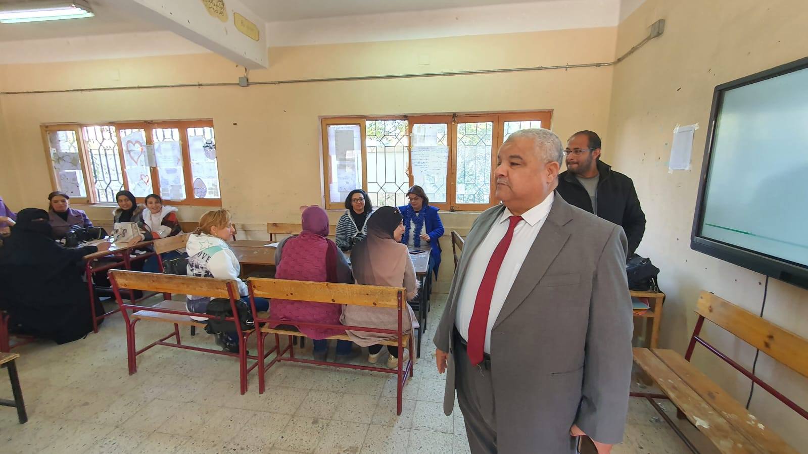 وكيل تعليم الأقصر يتابع أعمال تصحيح الشهادة الإعدادية قبل اعلان النتائج