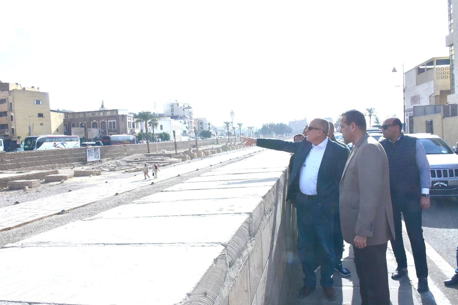 المحافظ يؤكد على استمرار النظافة بطريق الكباش بصفة دورية المحافظ يؤكد على استمرار النظافة بطريق الكباش بصفة دورية