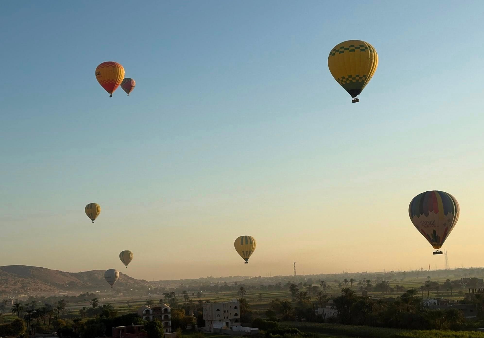 البالونات الطائرة تغرد فى السماء بالأقصر البالونات الطائرة تغرد فى السماء بالأقصر