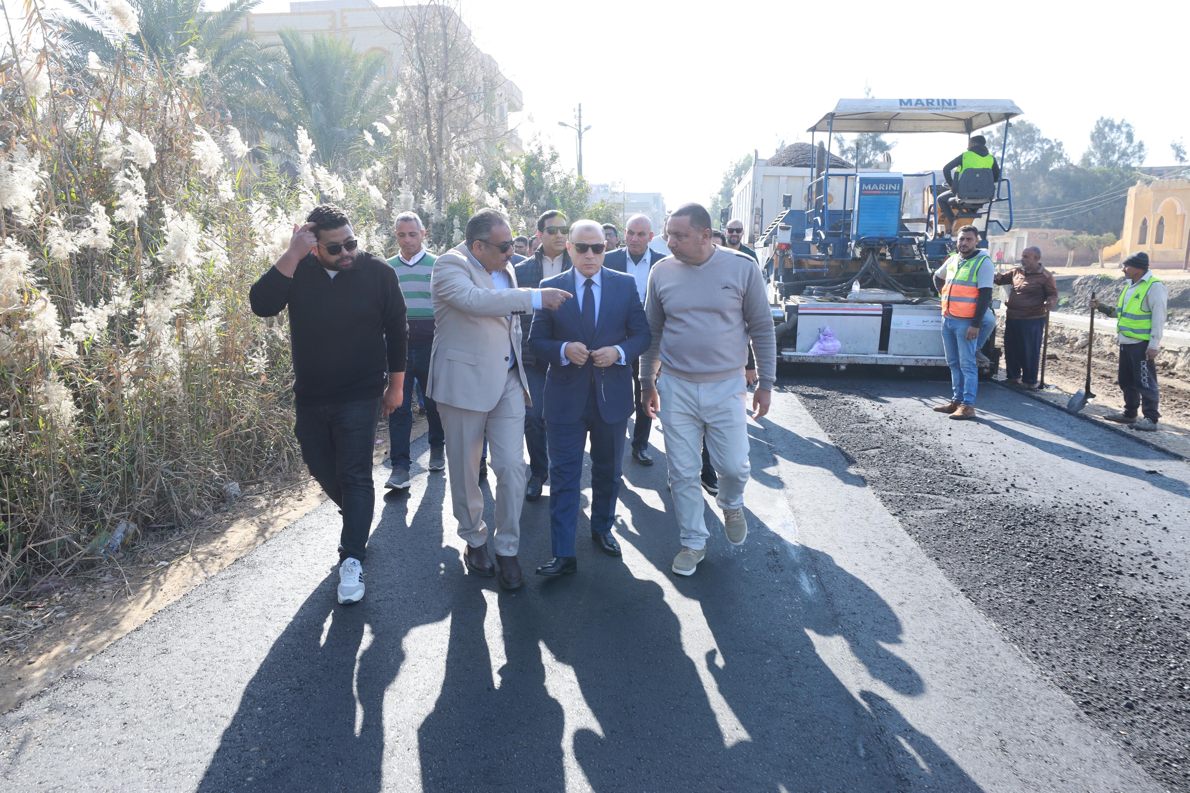 محافظ كفر الشيخ يتفقد أعمال الرصف بطريق كوبري الزاوية