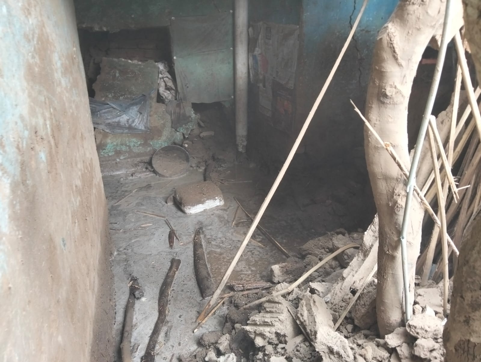 إنهيار جزئي لمنزل بالطوب اللبن من طابقين دون مصابين