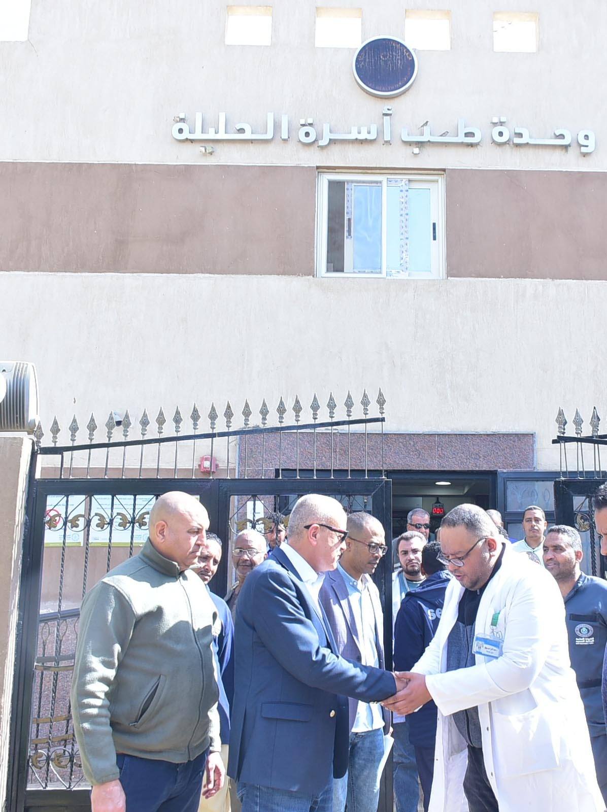 محافظ الأقصر يجري جولة مفاجئة بوحدة طب أسرة الحليلة محافظ الأقصر يجري جولة مفاجئة بوحدة طب أسرة الحليلة