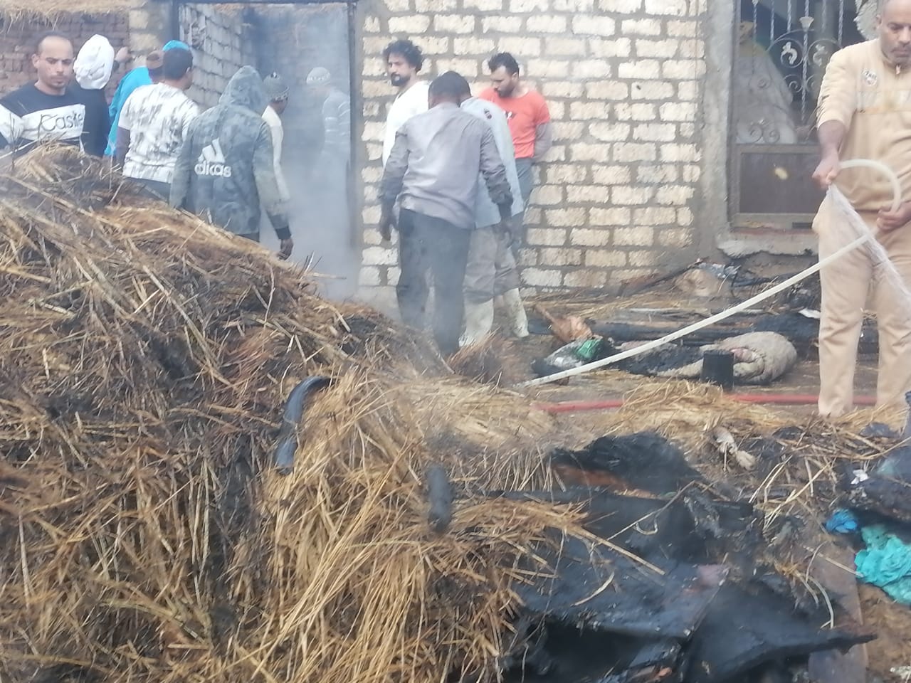 اخماد الحريق بوجود الأهالي