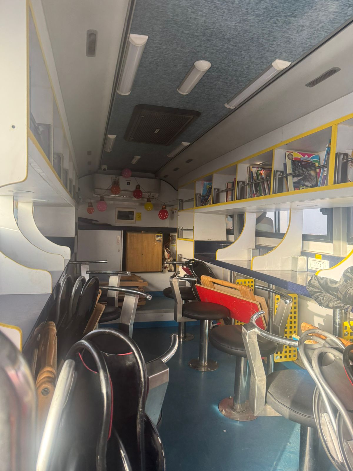 المكتبة المتنقلة من الداخل المكتبة المتنقلة من الداخل