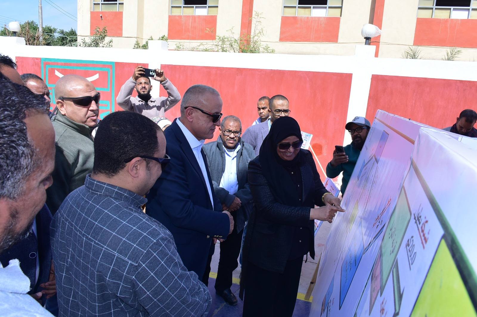 الإستماع إلى شرح تفصيلي لموقف محطات الصرف الصحى بشرق إسنا