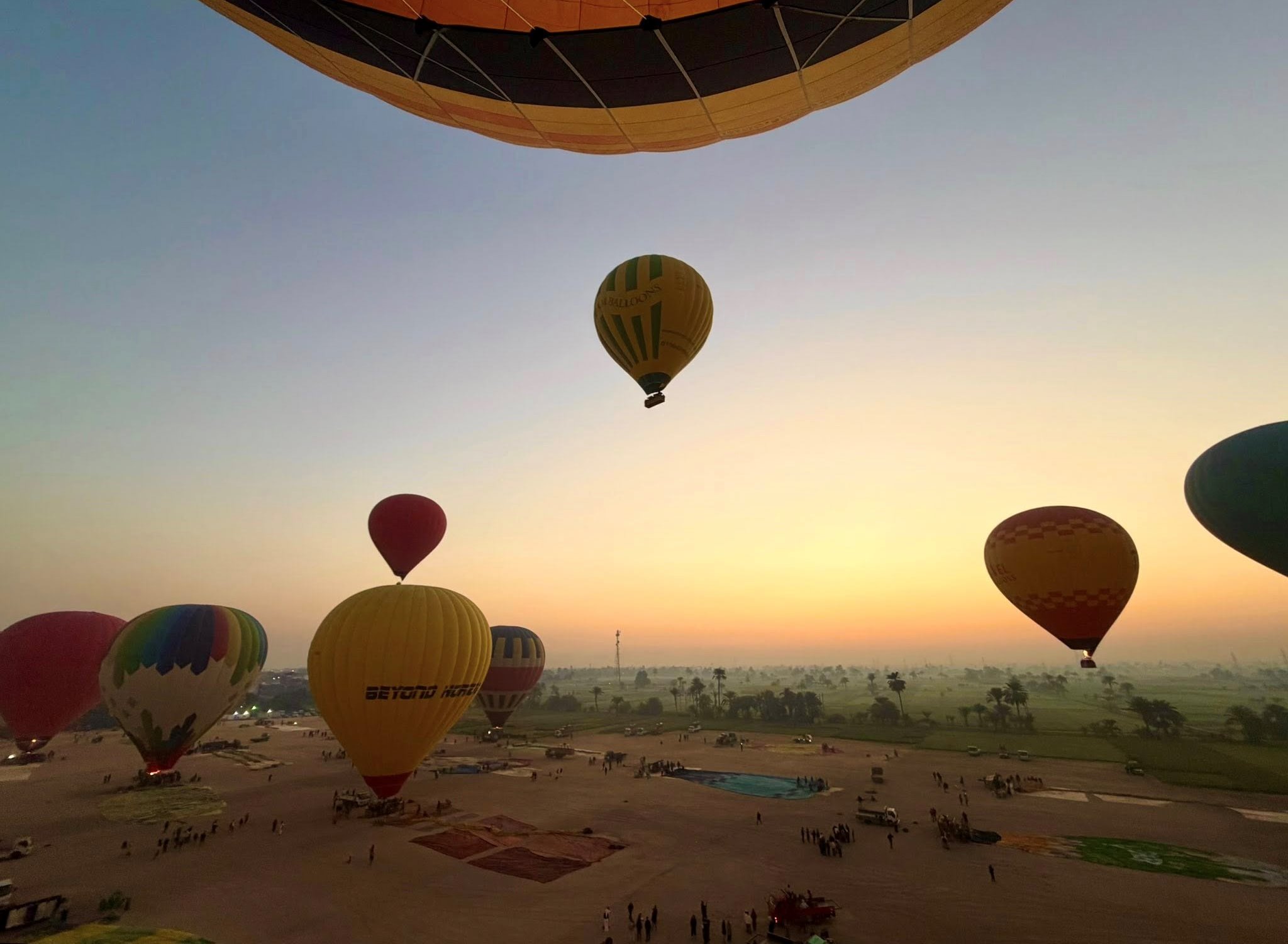 تحليق 1750 سائح على متن 80 رحلة بالون طائر في سماء غرب الأقصر تحليق 1750 سائح على متن 80 رحلة بالون طائر في سماء غرب الأقصر