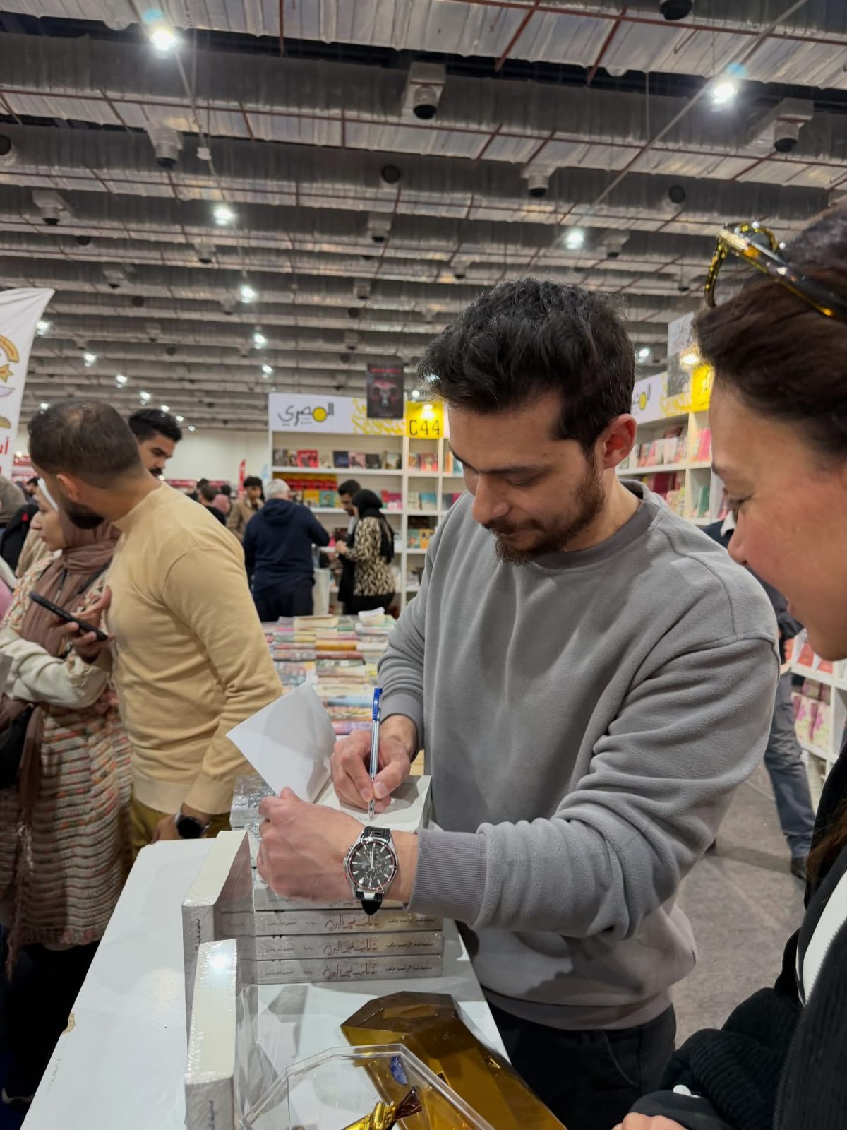 محمد عبدالرحمن خلف يوقع روايته