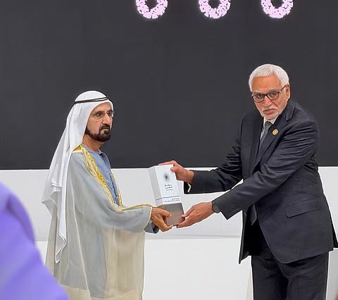 دكتور عباس الجمل يتسلم الجائزة