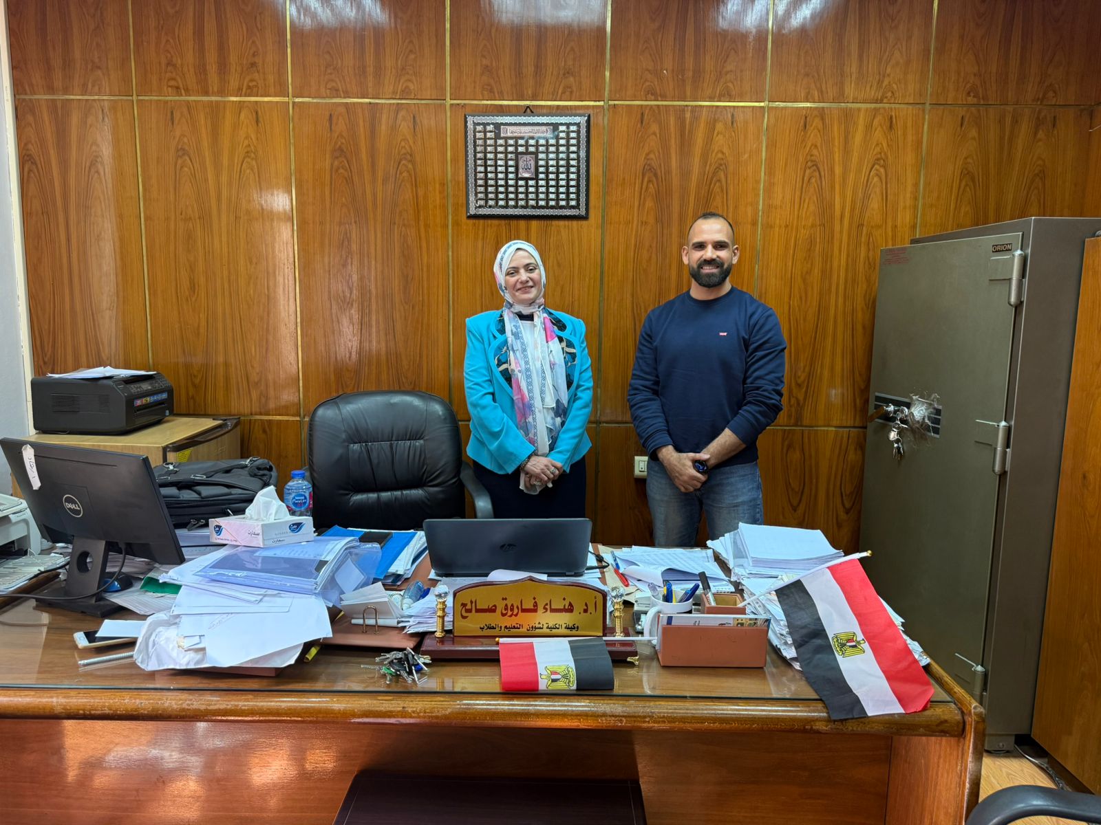 الأستاذ حسن مجدي والأستاذ دكتور هناء فاروق وكيل كلية الإعلام بجامعة القاهرة