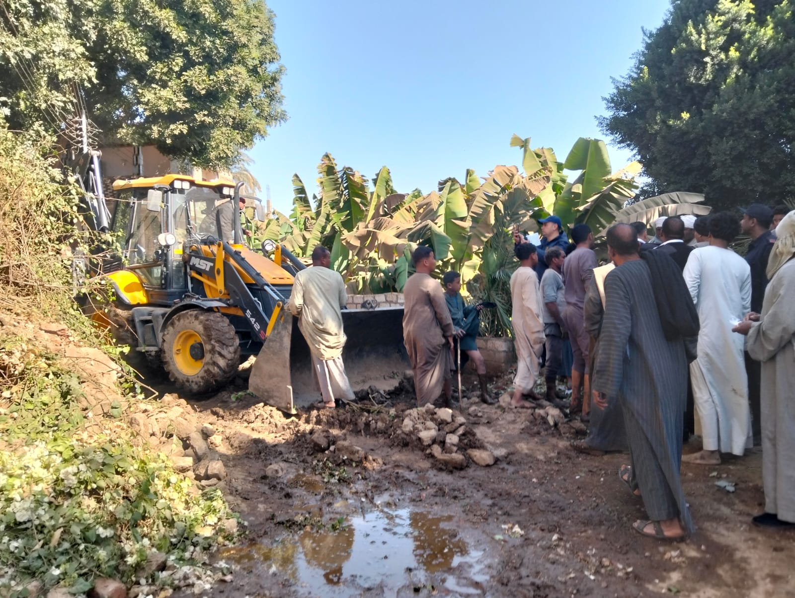 إنهيار جزئي لمنزل بالطوب اللبن من طابقين دون مصابين بجزيرة الكروم