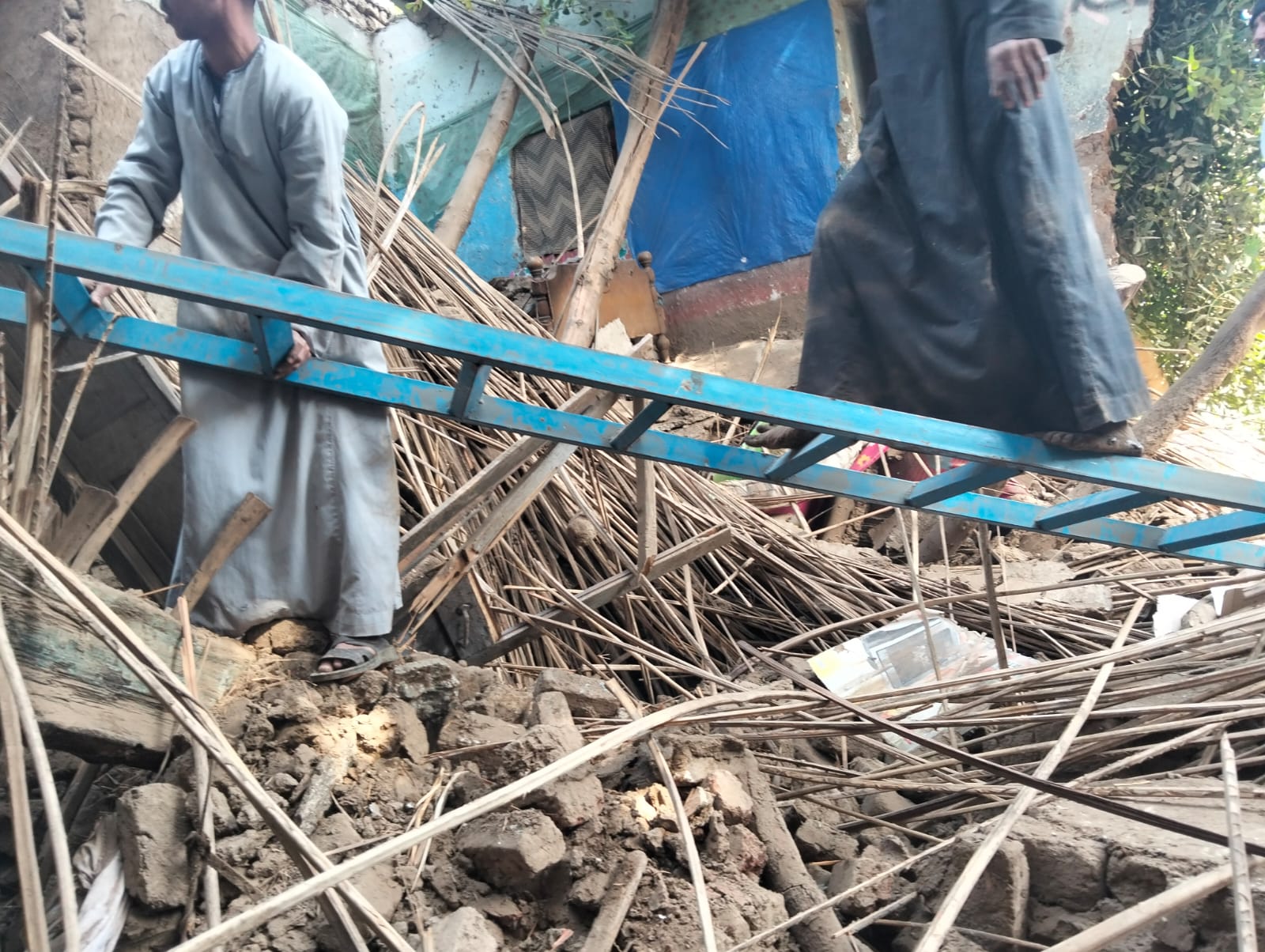 موقع إنهيار جزئي لمنزل بالطوب اللبن من طابقين في جزيرة الكروم