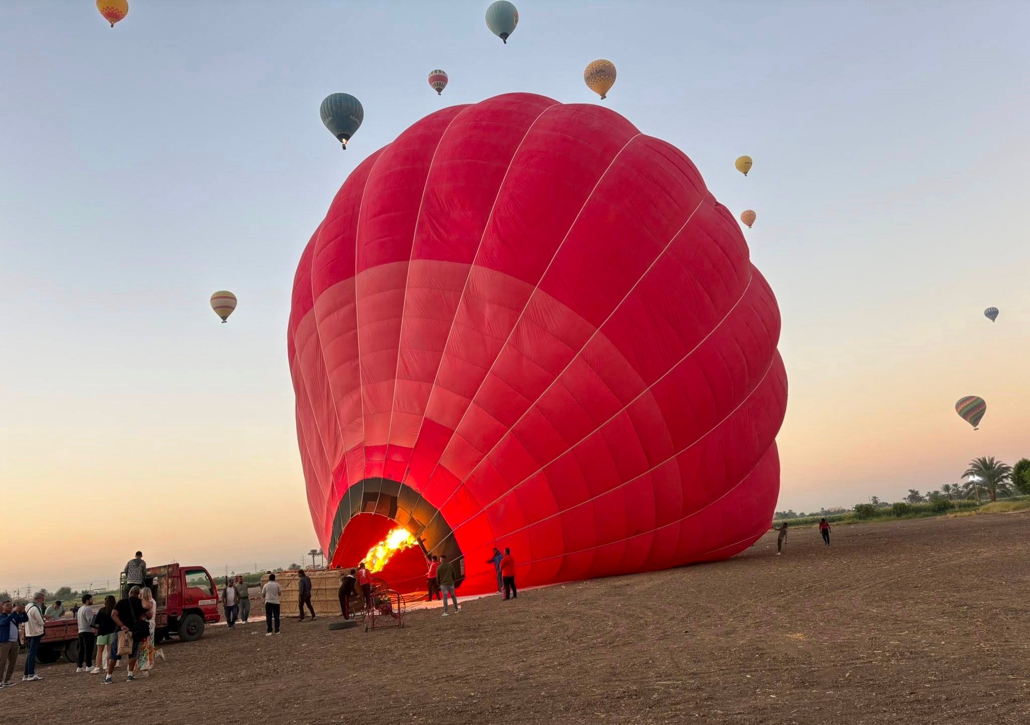 تجهيز البالونات للتحليق فى غرب الأقصر تجهيز البالونات للتحليق فى غرب الأقصر