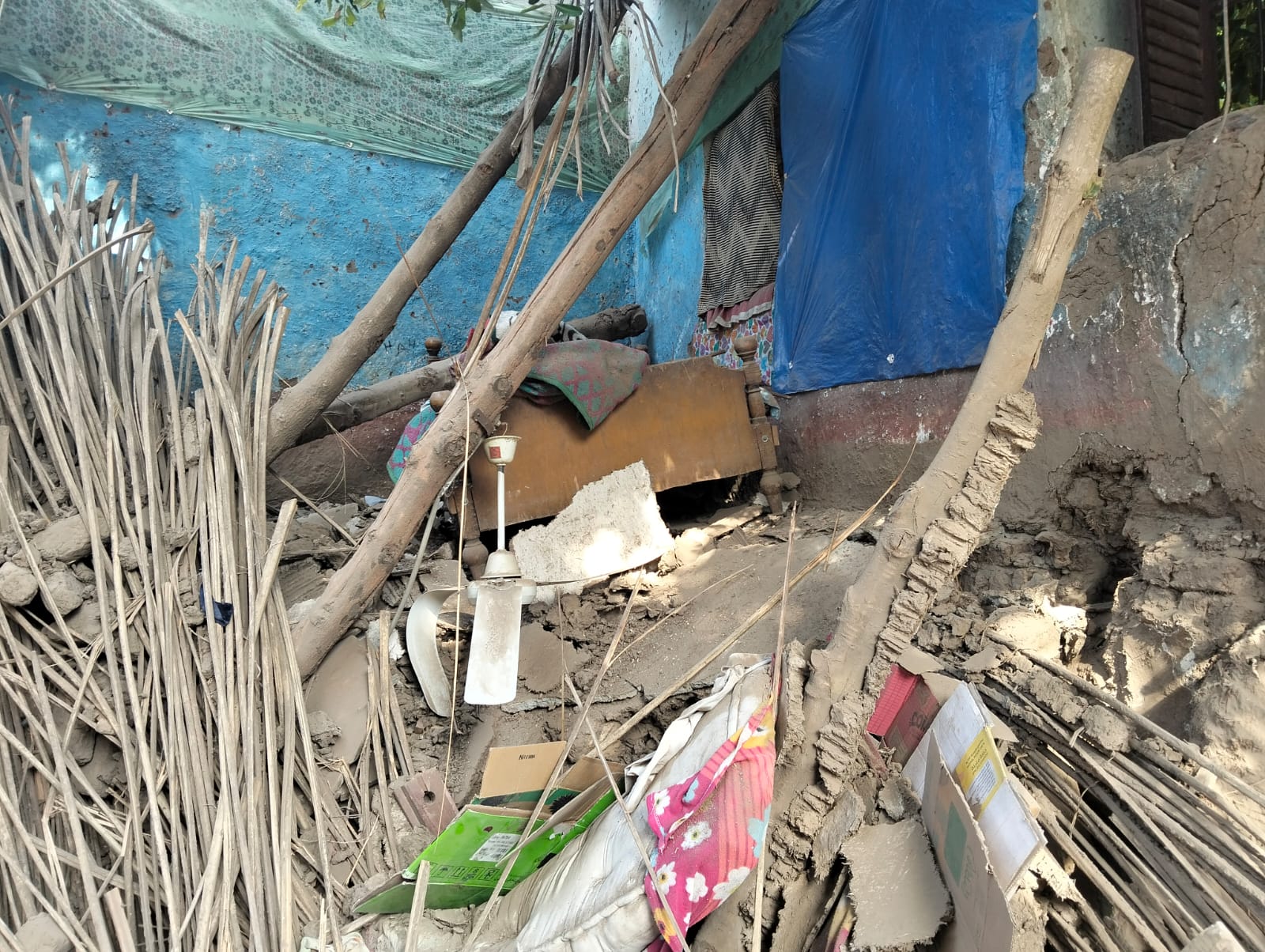 تفاصيل إنهيار جزئي لمنزل بالطوب اللبن من طابقين دون مصابين