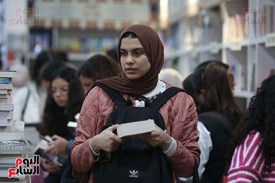 اجواء زحام من داخل معرض الكتاب