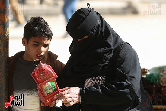 الأم وابنها مع الفانوس