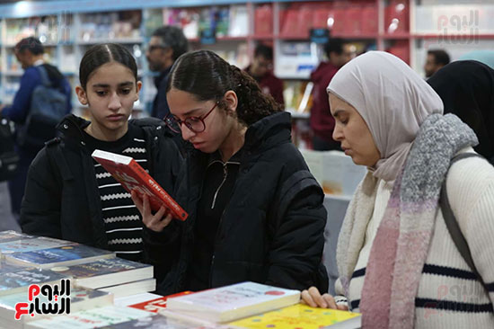 زوار من مختلف الاعمار بالمعرض