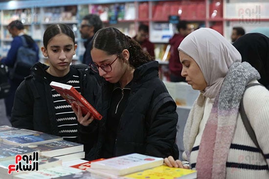 زوار من مختلف الاعمار بالمعرض