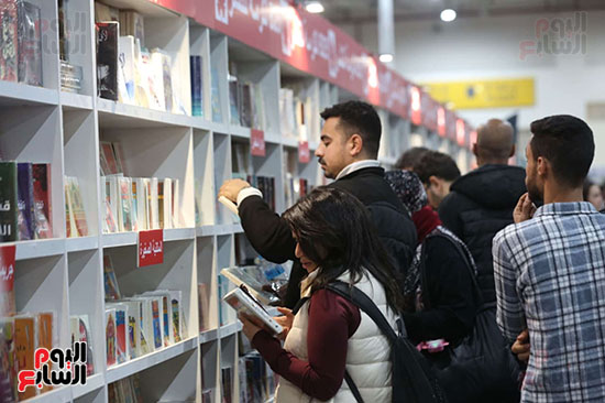 اجواء مليئة بالكتب بالمعرض