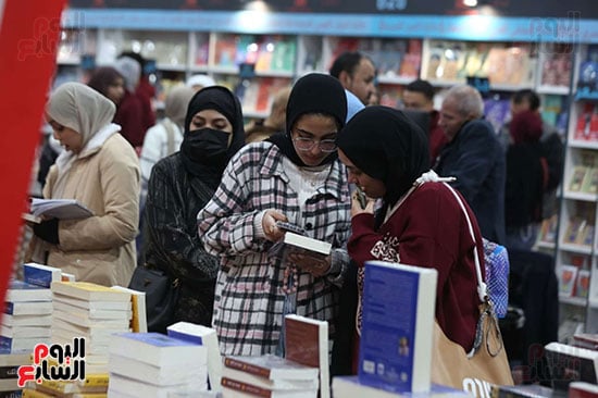 اجواء زحام من داخل المعرض