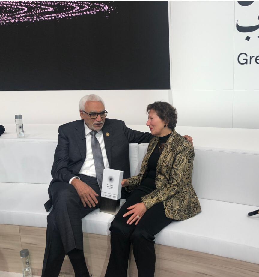 دكتور عباس الجمل وزوجته يتوسطهما درع الجائزة