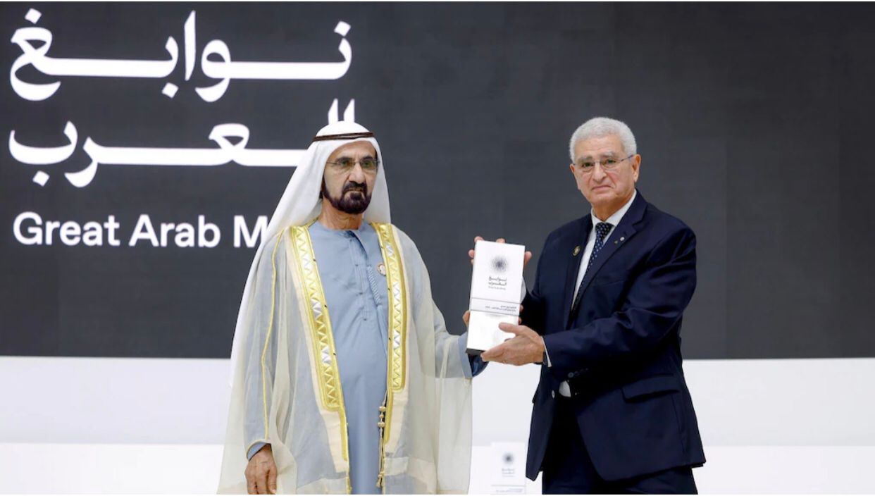 محمد بن راشد يسلم الدكتور نبيل صيدح جائزة نوابغ العرب فى الطب