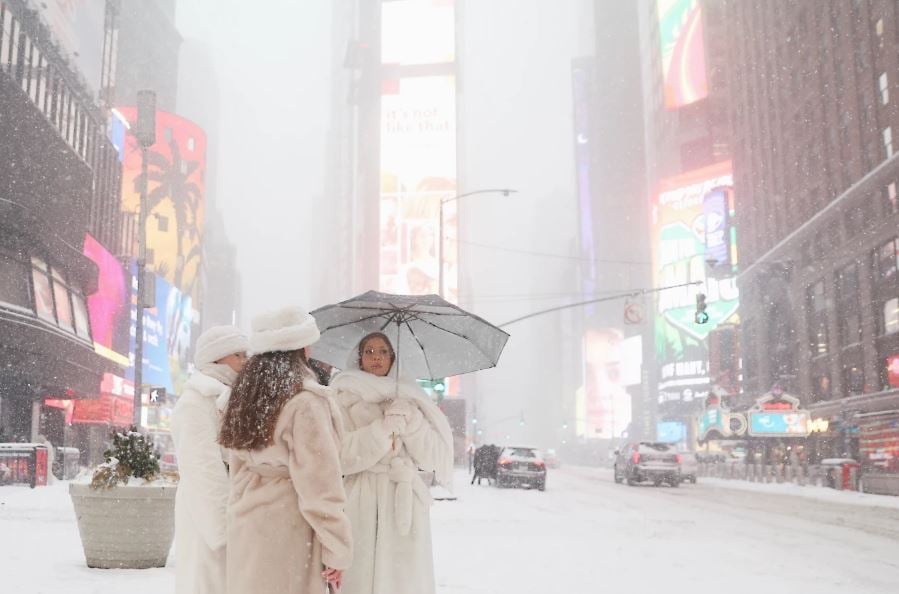 عاصفة شتوية تجتاح الولايات المتحدة بالصور (5)