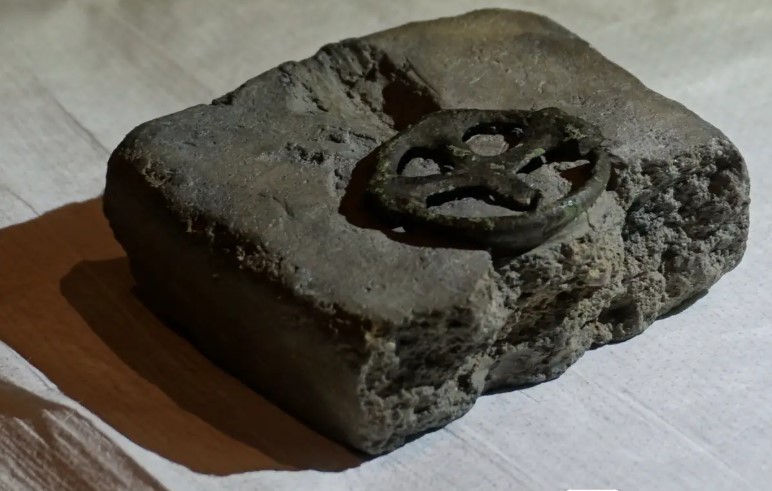 صليب نادر على شكل عجلة صليب نادر على شكل عجلة