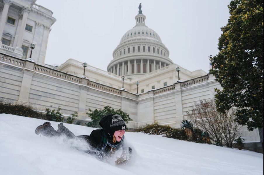 عاصفة شتوية تجتاح الولايات المتحدة بالصور (7)