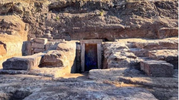 مقبرتين يعود تاريخهما إلى 2400 عام مقبرتين يعود تاريخهما إلى 2400 عام