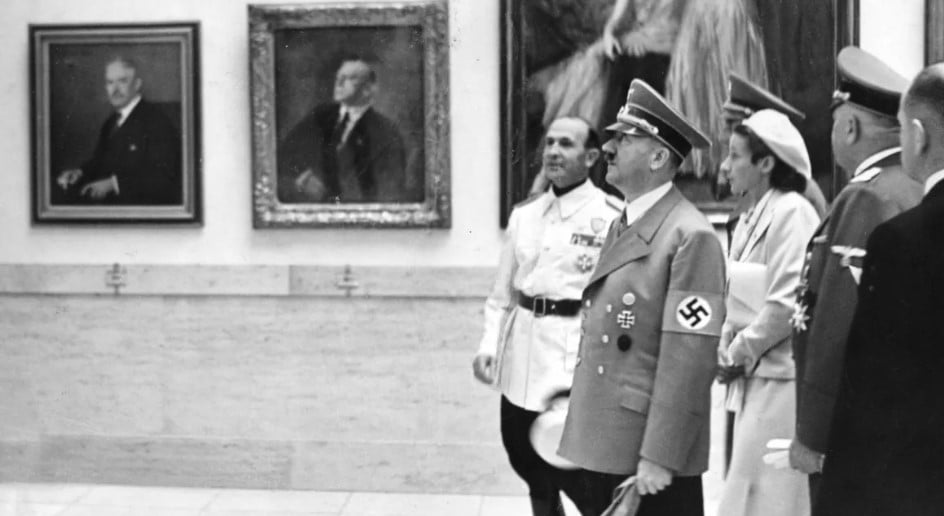 هتلر يزور دار الفنون فى ميونخ عام 1939 هتلر يزور دار الفنون فى ميونخ عام 1939