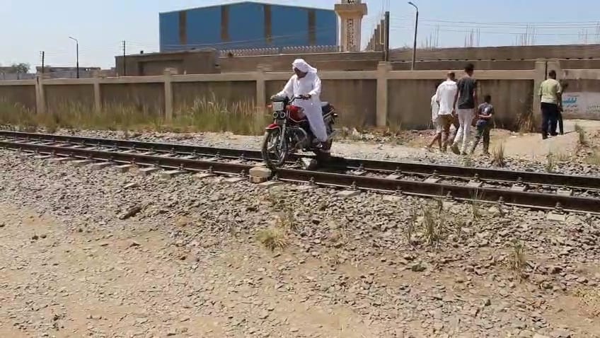 عبور شريط السكة الحديد