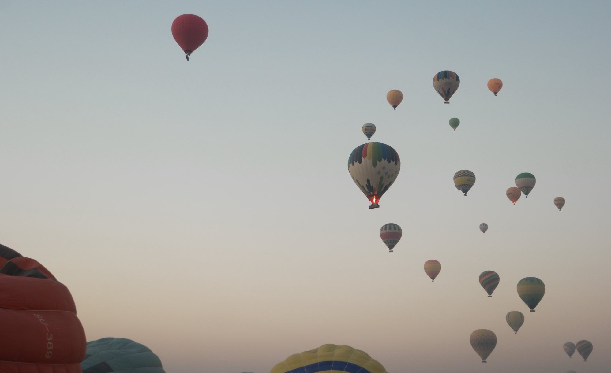 سحر تحليق 1750 سائح على متن 80 رحلة بالون طائر في سماء الأقصر سحر تحليق 1750 سائح على متن 80 رحلة بالون طائر في سماء الأقصر