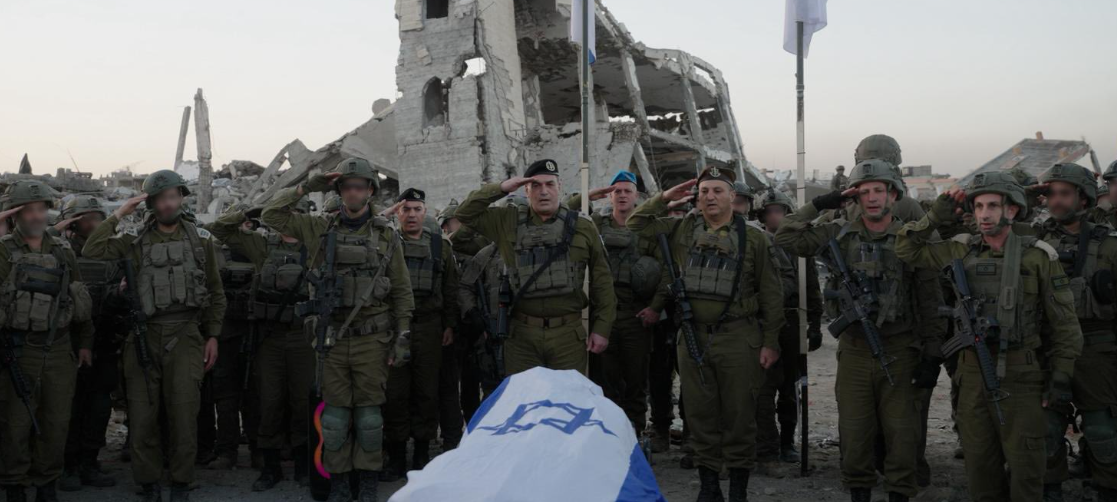 قيادات جيش الاحتلال أمام الجثة