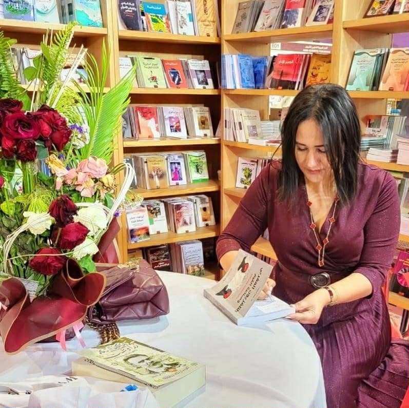 الدكتورة مونية المنصور توقع كتابها