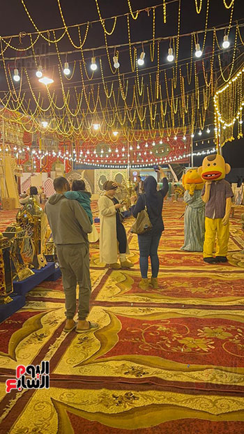 التقاط-الصور-التذكارية-مع-زينة-رمضان-في-شوارع-المنصورة