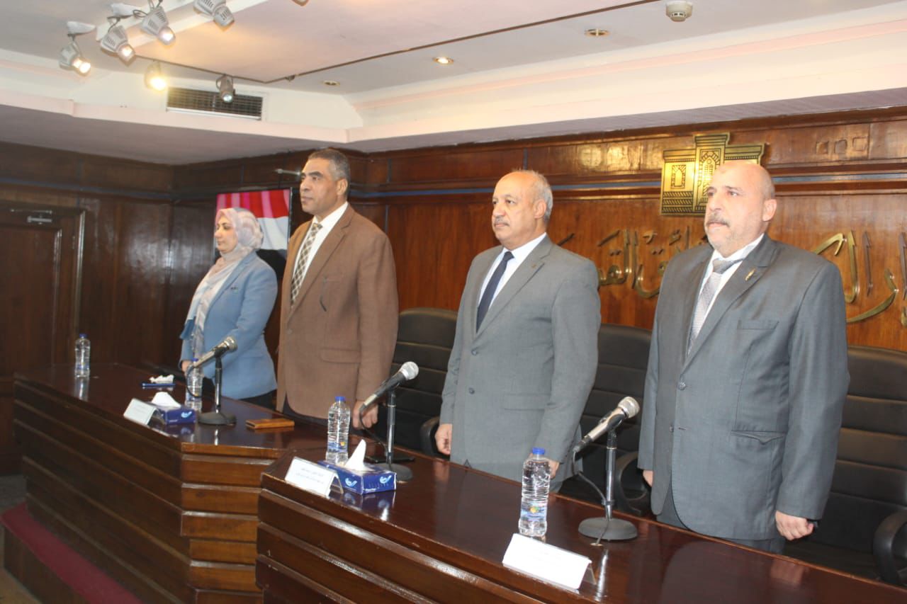 المتحدثين بالندوة