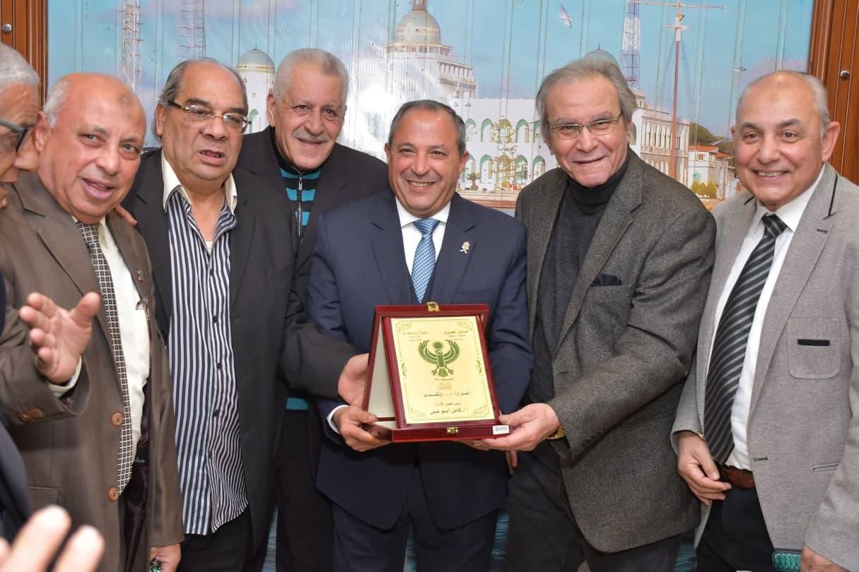 تقديم درع للمحافظ