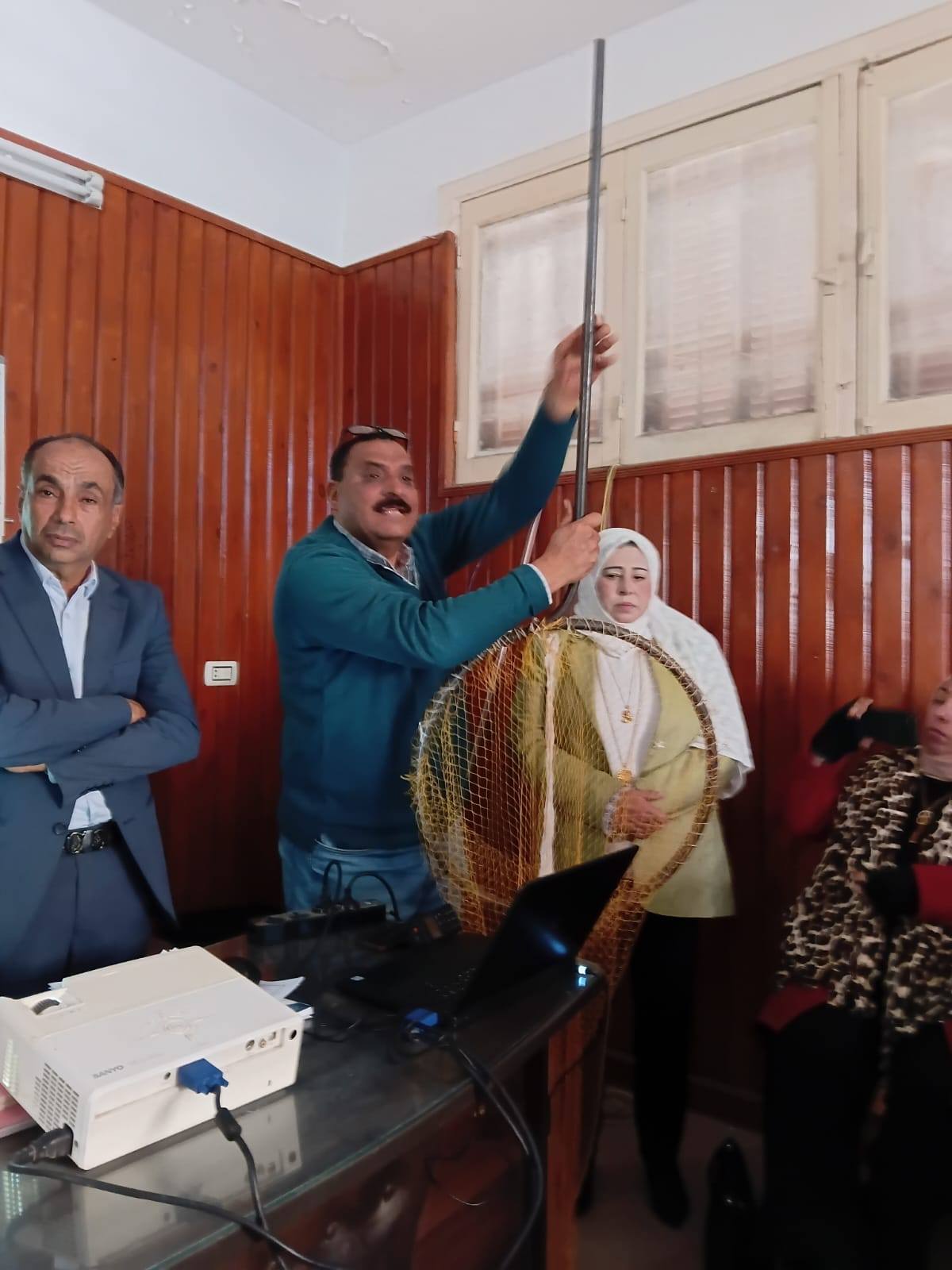 تدريب عمال النظافة على كيفية إمساك الكلاب باستخدام آلة البلوبيب والشبك