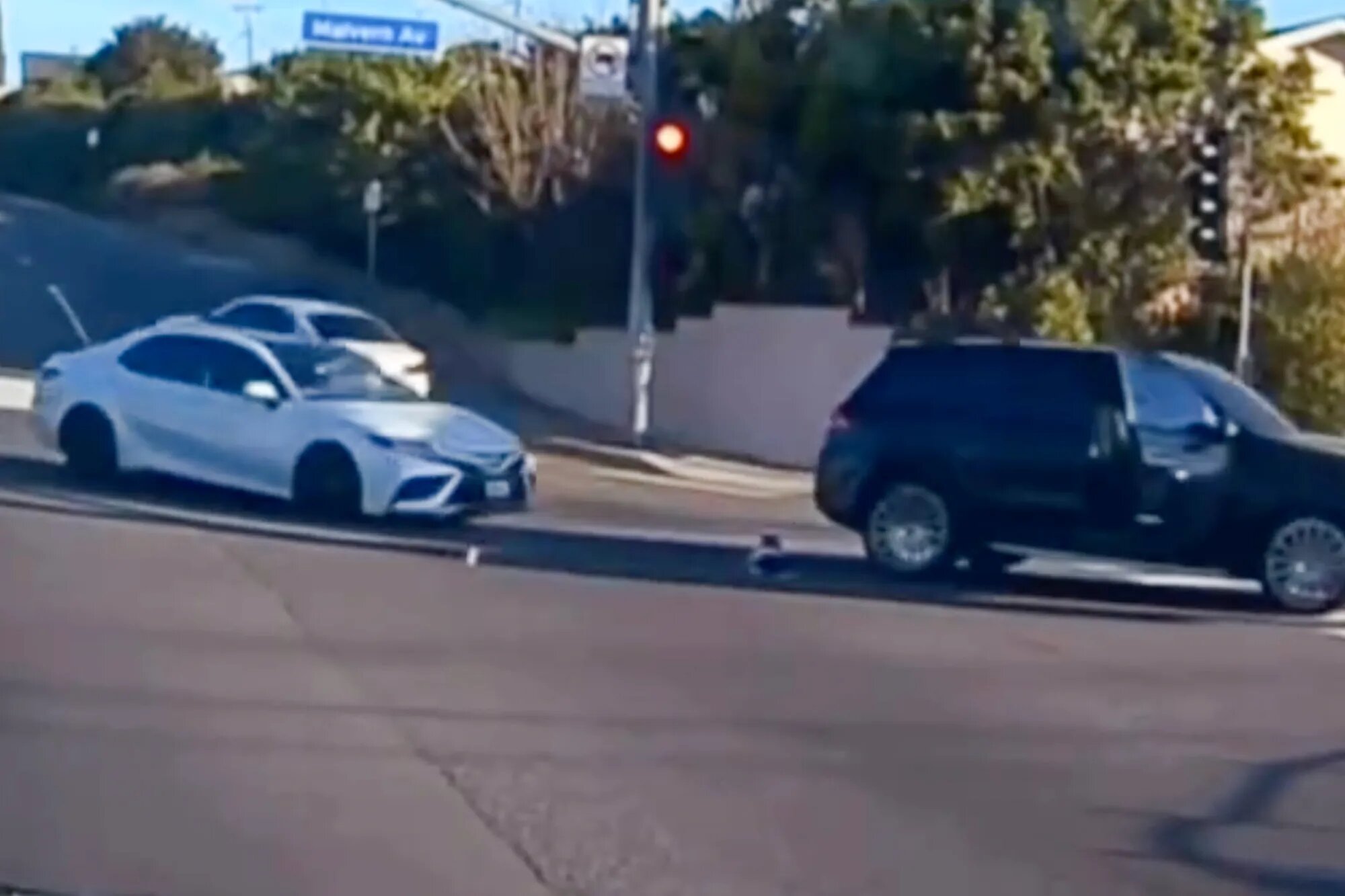 سقوط الطفل من السيارة سقوط الطفل من السيارة