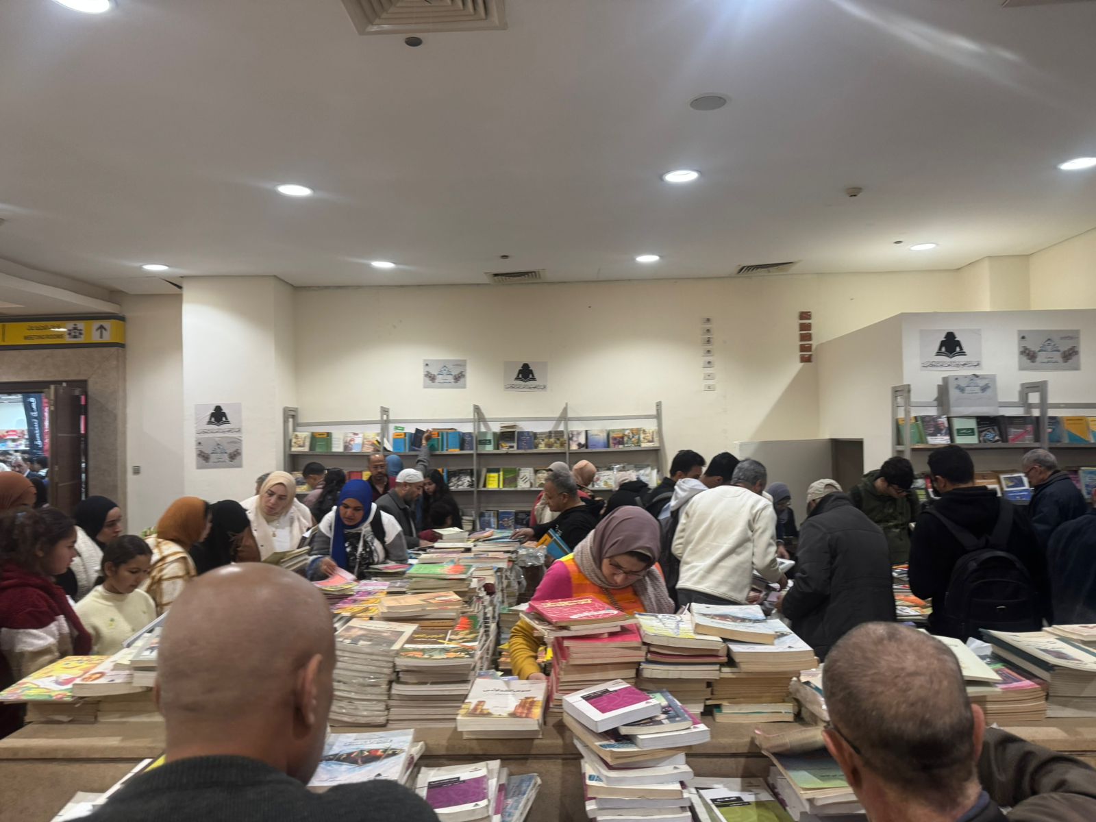إقبال جماهيري على جناح الكتب المخفضة في معرض الكتاب إقبال جماهيري على جناح الكتب المخفضة في معرض الكتاب