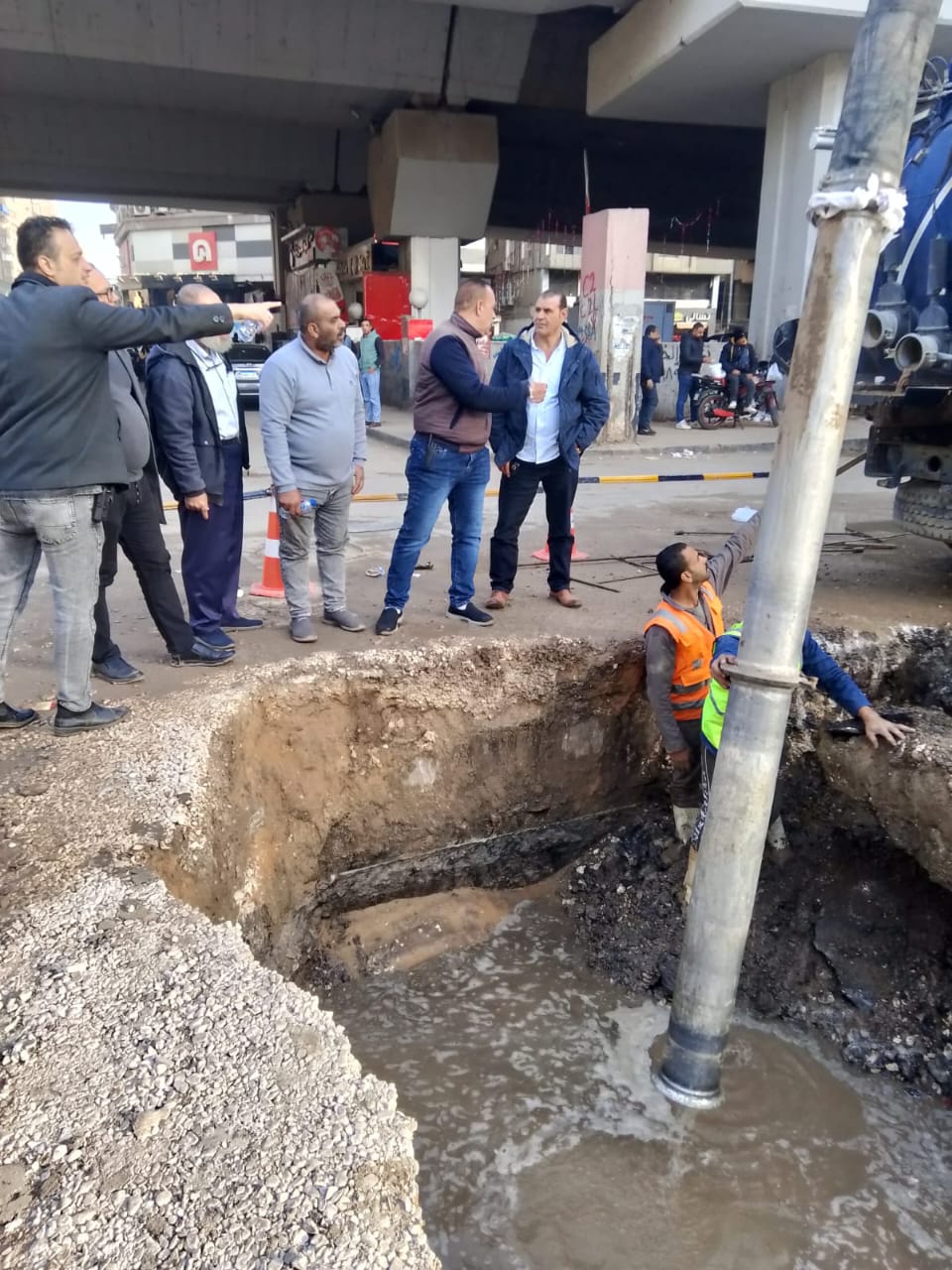 رئيسس حي العجوزة يتابع أعمال الإصلاح