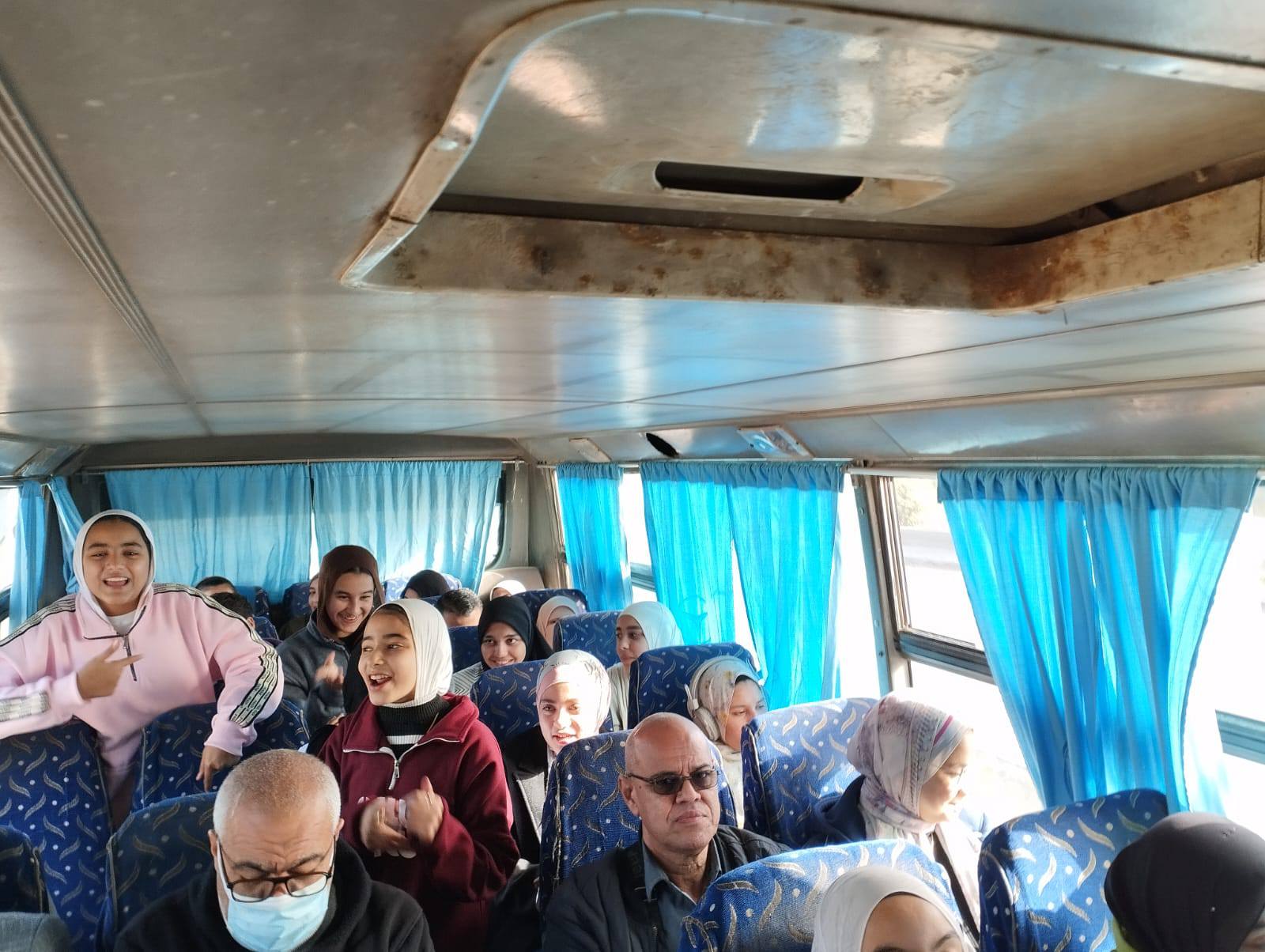 شباب وكبار واطفال يشاركون بالرحلة شباب وكبار واطفال يشاركون بالرحلة