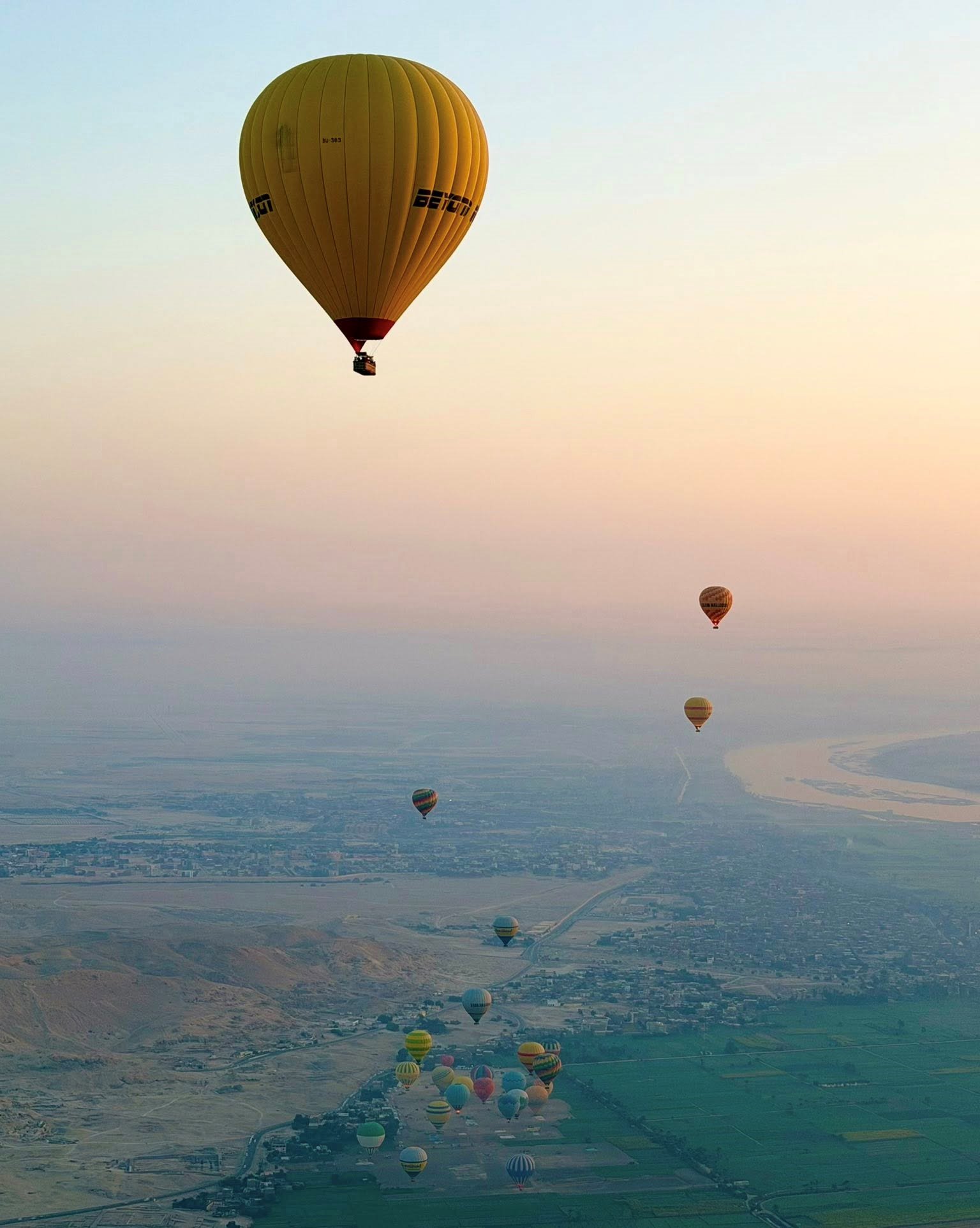 جانب من تحليق البالونات غرب محافظة الأقصر جانب من تحليق البالونات غرب محافظة الأقصر